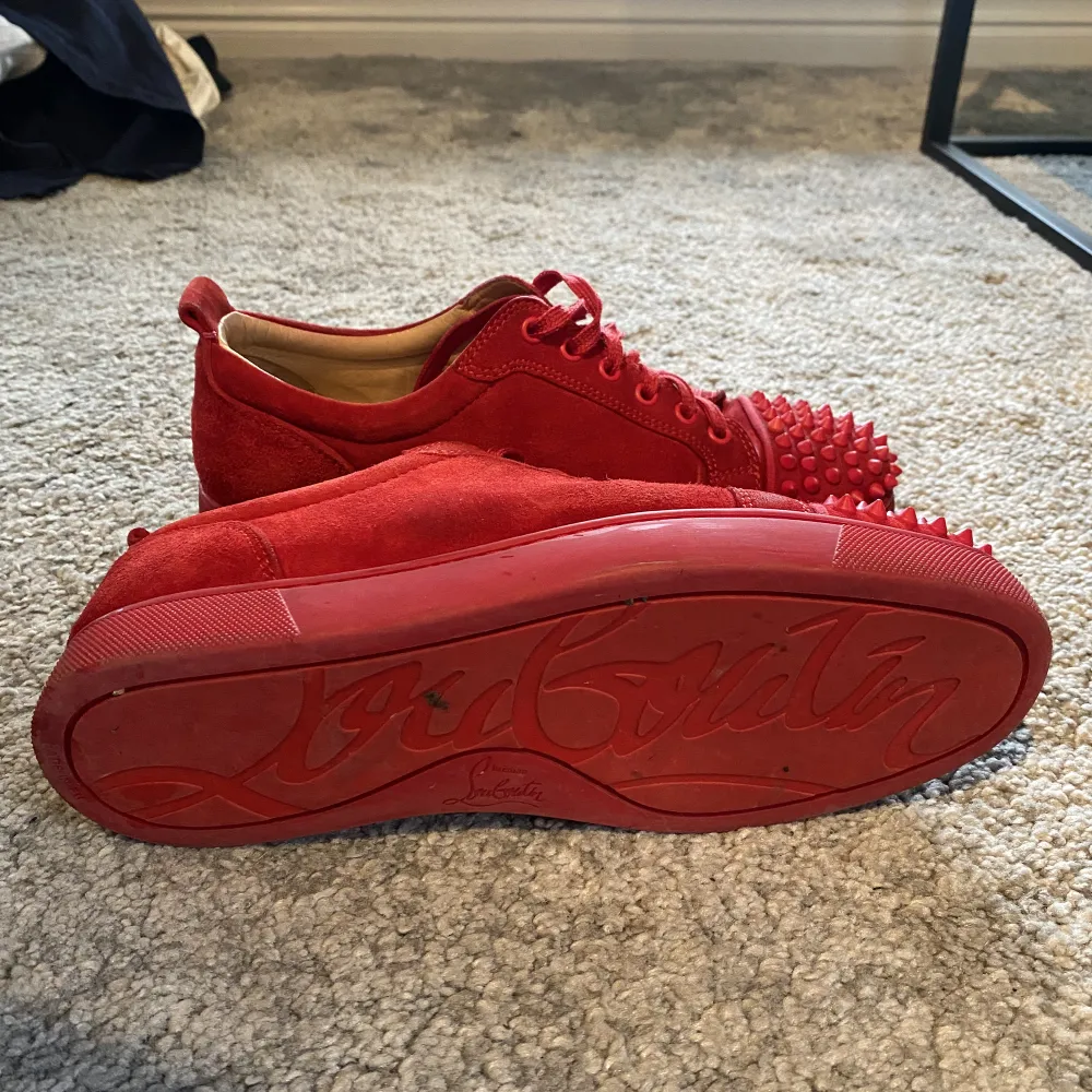 Säljer ett par röda Louboutin skor i storlek 41 passar även 42.  Skick 8-10. Endast skor medföljer . Skor.