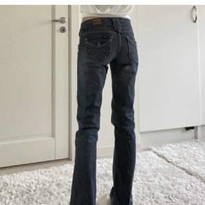 Lågmidjade lee jeans, skulle säga att dem är som en xs-s i storleken. (Lånade bilder). Frakten står köparen för, hör gärna av er vid frågor.