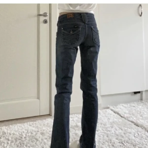 Lee jeans - Lågmidjade lee jeans, i bra skick. Storlek 28/33 men skulle säga att dem är som en xs-s i storleken. (Lånade bilder) 