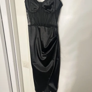 Klänning - superfin klänning för speciella tillfällen! använd en gång på min födelsedag :)