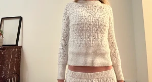 Stickad tröja  - Så fin stickad tröja med ett fint mönster! Pris kan diskuteras! Möts i Stockholm 