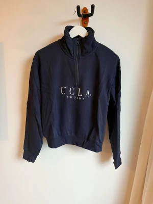 Polo sweatshirt  - Mjuk polo i mörkblå färg 