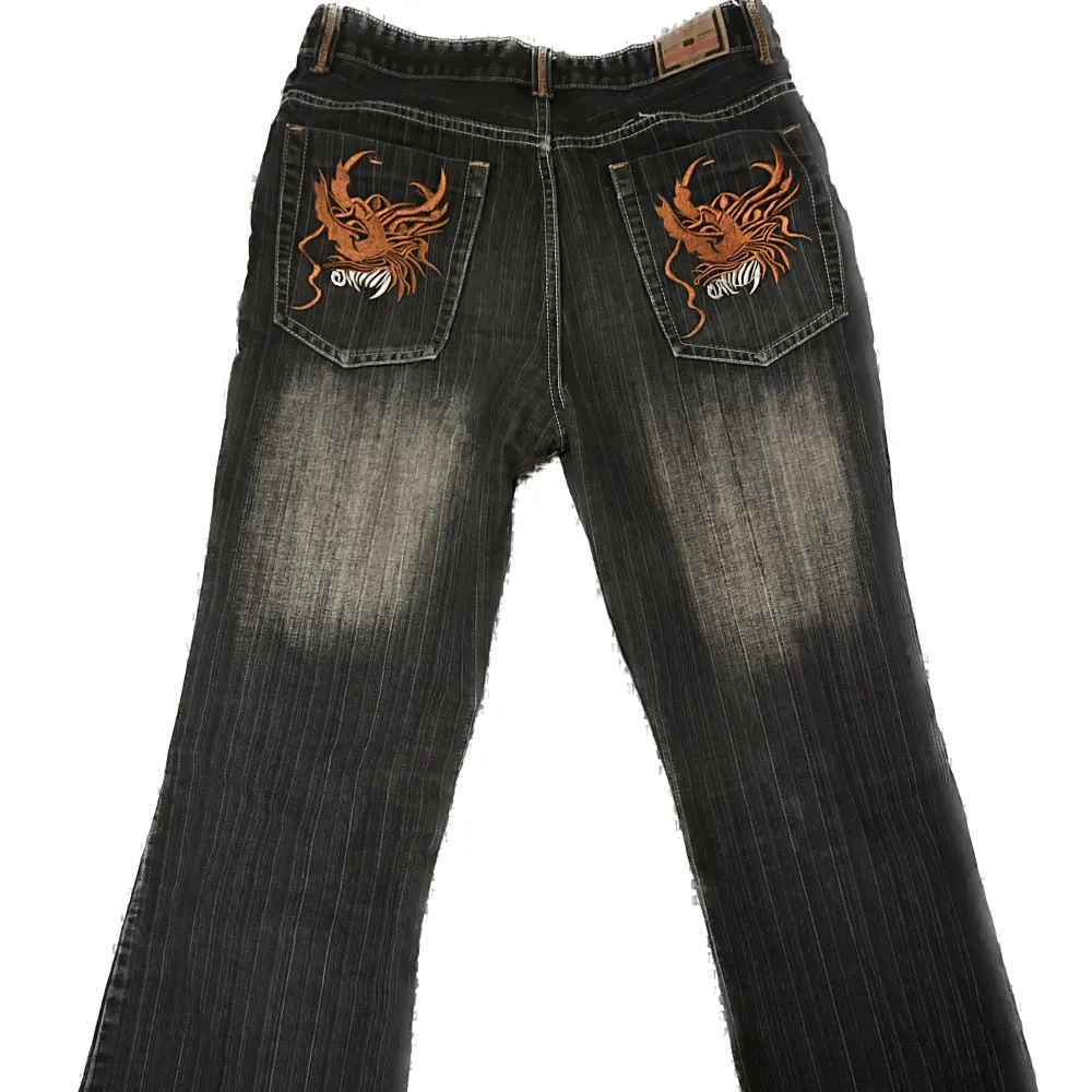 Svincoola bootcut diesel jeans med snygga orangea detaljer på bakfickorna 💥är osäker på storlek men skulle säga att de passar M/S om de ska sitta baggy❤️‍🔥. Jeans & Byxor.