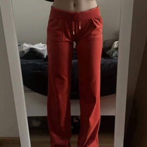Juicy byxor  - Ett par juicy byxor som jag använt som hemma byxor. Säljer dem eller lm nån vore intresserad j byte mot en annan färg är jag up for it.💞