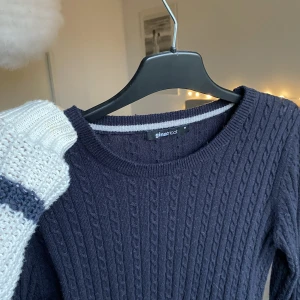 Kabelstickad topp - Basic stickad kabeltröja från GINA TRICOT. Storlek M men skulle säga att den är väldigt liten i storleken. Mörkblå/svart, skulle säga väldigt mörkt blå! 