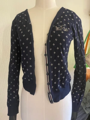 söt kofta - Köpte denna på second hand för ett tag sedan men den har tyvärr aldrig blivit använd🫶 skriv till mig om fler bilder önskas🥰✨