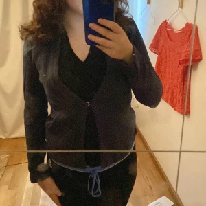 Kofta! - En Vintage kofta som är sjukt fin! Har två likadana därför säljer jag den andra! den är xs men själv är jag s så går att atvända xs eller s! Nypris: 300 men priset kan diskuteras.