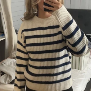 Stickad tröja  - Super fin stickad tröja frön hm! Aldrig använd så är i superfint skick!!