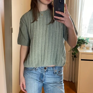 Stickat kortärmad - En härligt grön stickad kortärmad i supermysigt material från KappAhl. Allt ska bort så priset är diskuterbart💗