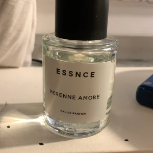 Parfym - Säljer denna parfym från Essnce som är inspirerad av Valentino Born in roma! Använder inte längre, luktar supergott!❤️‍🔥😍