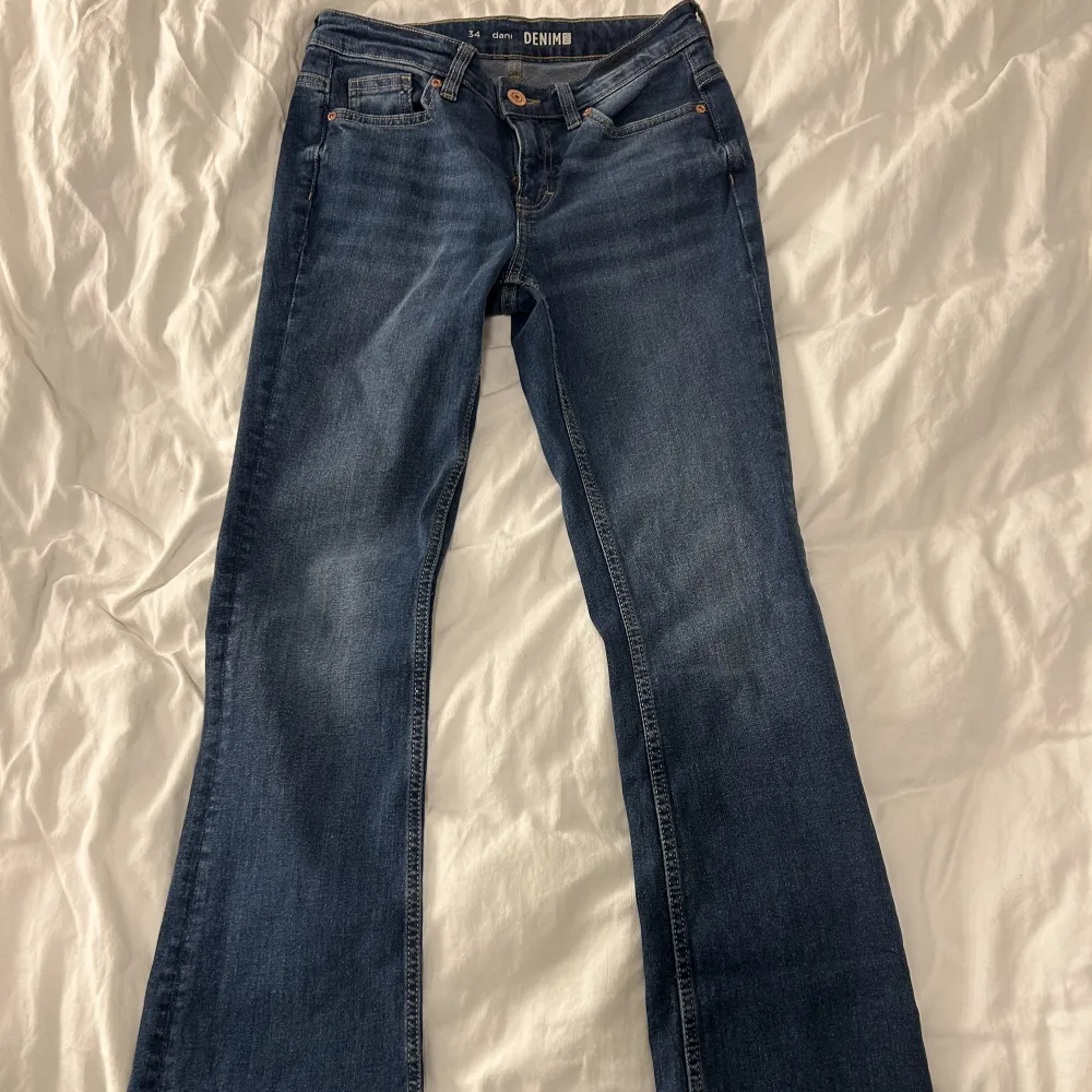 Low waist dani denim jeans från kappahl. storlek 34. Använda en gång, jättebra skick. Säljer då jag köpt liknande💕nypris 500kr . Jeans & Byxor.