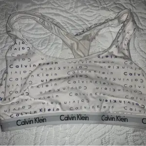 Vit och blå mönstrad Calvin Klein topp i strl XS. Använt skick. 