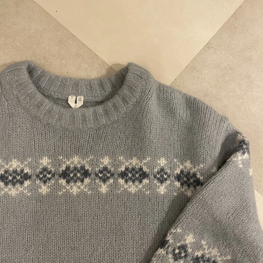 Säljer denna mysiga stickade tröjan från Arket som är perfekt för vinter säsongen. Endast använd 3 ggr sen jag köpte den ny🤩 Villig att gå ner i pris vid snabb affär😊. Stickat.