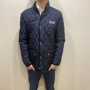 Safarijacka South West  - Hej! Säljer nu min jacka från märket South West storlek M i fint skick. Modellen på bilden är 180cm lång och väger 80kg. Tveka inte på att höra av dig om du har några frågor eller funderingar kring varan!