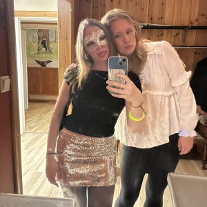 Paljett kjol - Jättefin glittrig paljettkjol perfekt nu till alla nyårsfester mm. Använd två gånger och inte köpt för länge sedan🍾💘 Pris kan diskuteras vid snabb affär!