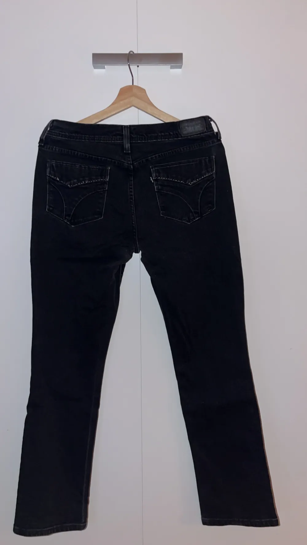 Skit snygga lågmidjade svarta Levis jeans men snygg detalj på fickorna. Säljer då dom inte kommer till användning tillräckligt mycket. Modell 505. Jeans & Byxor.