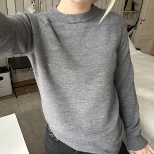 Tjocktröja  - Tjocktröja från saint Laurent i grå färg. Egentligen från herr avdelningen men passar för tjejer oxkså. I storlek M men skulle säga mer som en S!