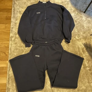 Venderby’s mjukisset - Mörkblått venderby’s set i mörkblå med vit text. Så snyggt och sparsamt använt. Nypris för hela är runt 120€ så säljer för halva priset ungefär💙🩵🤍