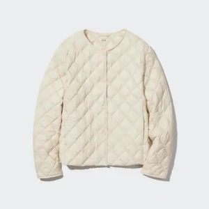 Vår/höst jacka - Säljer en uniqlo jacka. Den är krämvit med fina mönster. Helt oanvänd prislappen är kvar. Den är köpt i butik ordpris 699kr. Sitter jättebra på om du har storlek S/M i vanliga fall💓