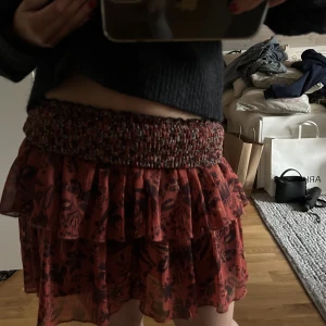 Kjol zara - Röd kjol från zara. Köpt förra sommaren men i jättebra skick. Storlek XS