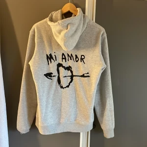 Mira paris hoodie - Säljer denna ursnygga hoodie från mira paris som aldrig kom till användning. Så gott som ny och mycket Pinterest vänlig! Vid snabb affär kan priset diskuteras. 🌸🥳Nypris 1249kr