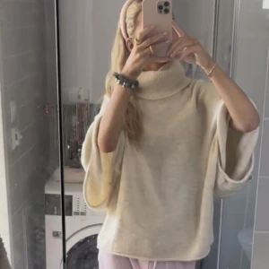 Stickad trekvartsärmad tröja - Säljer denna as snygga tröjan från Zara som är helt ny använt 1 gång Kan mötas och pris kan diskuteras! 