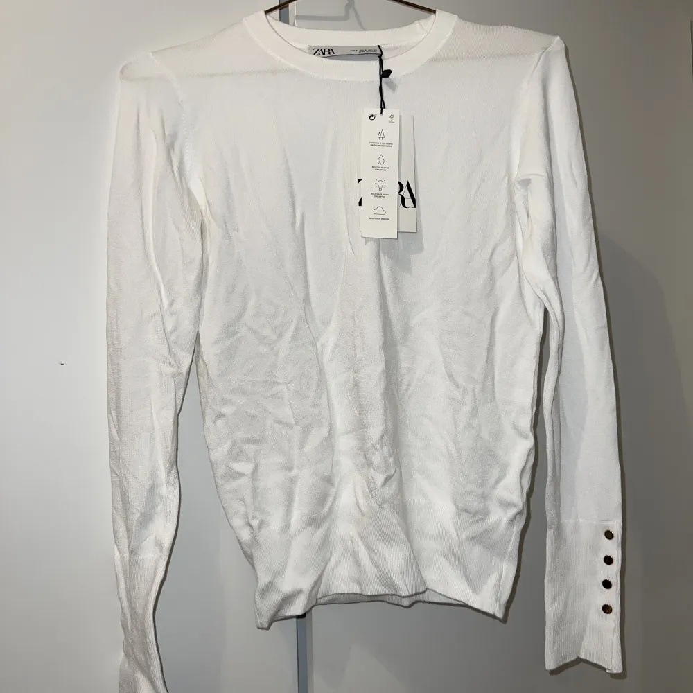 Mjuk och skön stickad tröja i klarvit färg från ZARA Helt oanvänd med prislapp kvar. Tröjor & Koftor.