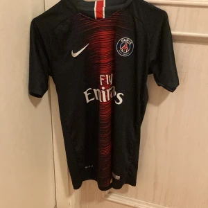Psg T-shirt - Säljer för den är för jag aldrig använder den. Det är en äkta psg tröja nypris 699kr
