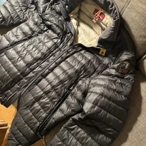 Parajumper - Parajumper jacka i storlek M modell daytripper i bra skick Finns 2 lagningar som knappt syns när den används