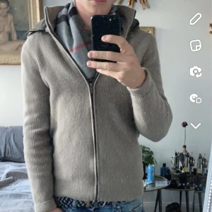 Massimo Dutti cardigan  - Hej! Säljer nu denna extremt eftertraktade Massimo dutti cardigan som inte säljs längre i storlek medium/small. Den är i gott skick utan defekter :) Tveka inte på att slänga iväg en fråga 🤝