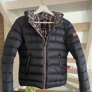 Colmar jacka  - Colmar vinterjacka! Bra skick förutom att en av dragkedjorna på en ficka är trasig. Storlek S.  Limited idition, köpt i Italien!