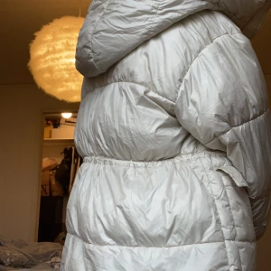 VINTERJACKA  - Vinterjacka från Bershka jag aldrig använt, men inte hunnit returnera i tid. Verkligen så mysig och varm, och lik fjällräven-jackan i modellen! Perfekt för en kall vinter. (Nypris är 899, jag säljer för 250!)