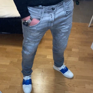 Replay Anbass Gråa  - Tja! Jag säljer nu mina Replay Anbass jeans som endast är testade så skicket är 10/10. Ny pris 2800kr, storlek 31/32. Bara att höra av er om ni är intresserade, vill ha fler bilder eller har någon fråga! 😇