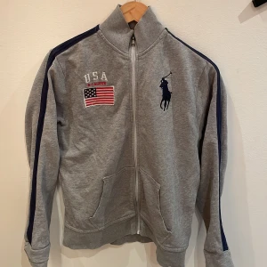 Ralph lauren tröja  - Ralph lauren tröja med dragkedja, storlek S passar 14-16 åringar, skriv om ni har några funderingar?