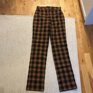 Byxor i tartan-aktigt mönster, står ingen storlek men passar mig som vanligtvis har storlek XS. Köpta secondhand men i gott skick.