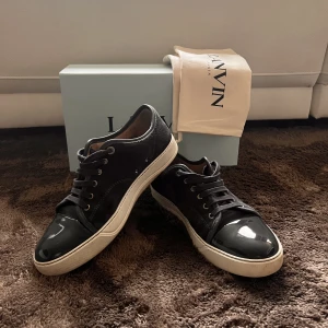 Lanvin skor - Hej säljer ett par Lanvin som är i jätte bra skick och är väldigt trendiga. Kartong kvitto extra snören allt finns. Dom är i storlek 42 men passar er som har storlek 43. Bara höra av er om ni har frågor⭐️⭐️
