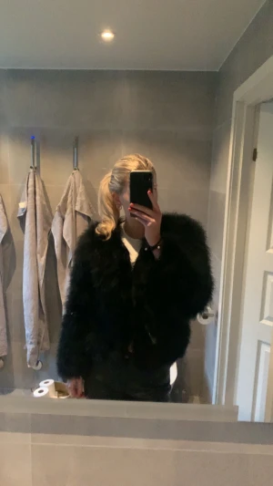 DM päls jacka  - Hej säljer denna svarta päls jackan från DM den är i jötte fint sick och även pälsen. Skriv om frågor intresse mm (fejk päls)