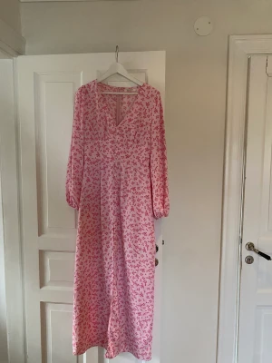 Fin sommarklänning  - Fin klänning, sparsamt använd 