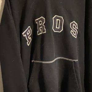 Svart hoodie  - Svart hoodie med tryck 