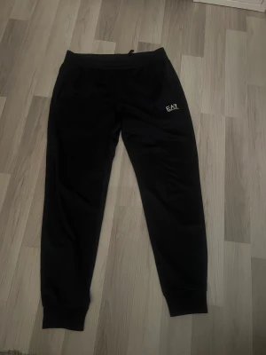 EA7 Armani träningsbyxor i storlek L - Använda lite men i nyskick. Storlek L och färgen är mörk blå. Mitt pris är 500kr. Hör av er angående fler frågor!