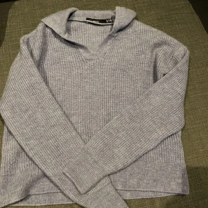 Stickad tröja  - En lila stickad tröja på sista bilden ser man färgen på tröjan bättre! 