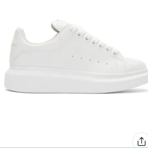 Alexander mcqueen - Säljer sneakers från märke alexander mcqueen i strl 38 vit oanvänd