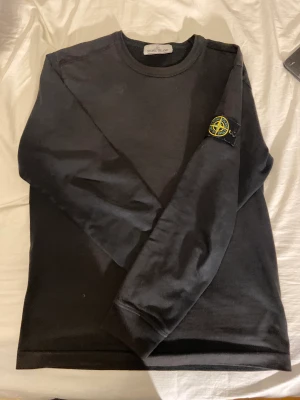 Stone island sweatshirt  - Kör ej här via Plick, utan jag accepterar via Swish istället. Digitalt kvitto finns.  Storlek: S. Nypris: 1999kr. Kan även fraktas. Äkta såklart. Säljes på grund av att jag växt ur den. Inga returer eller liknande, ansvarar heller ej för PostNords slarv.