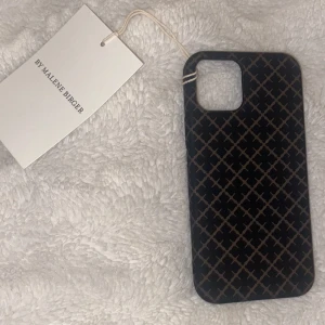 Malene Birger mobilskal - Stod den skulle passa 11 men den va för liten, morsan som har en iPhone XS passa den på däremot, så ni som vet med er att ni har XS eller samma storlek som XS kan ha detta skal😊originalpris: 300kr     Höjd: 14,5cm Längd: 7,5cm