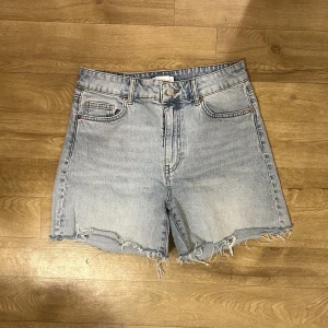 Jeansshorts  - Ser lite gråa ut på bilden, de är ljus blåa. Sitter lågmidjat på mig som är xs-s. 