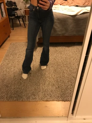 Low bootcut jeans  - Lowaist bootcut jeans från bikbok 