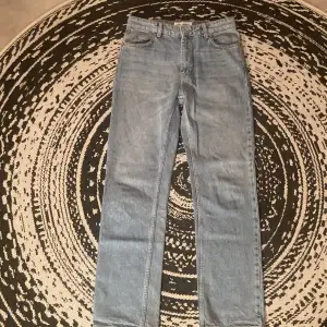 Just junkies jeans i storlek 28/32. Köpta på jeansbolaget. Använda två gånger.