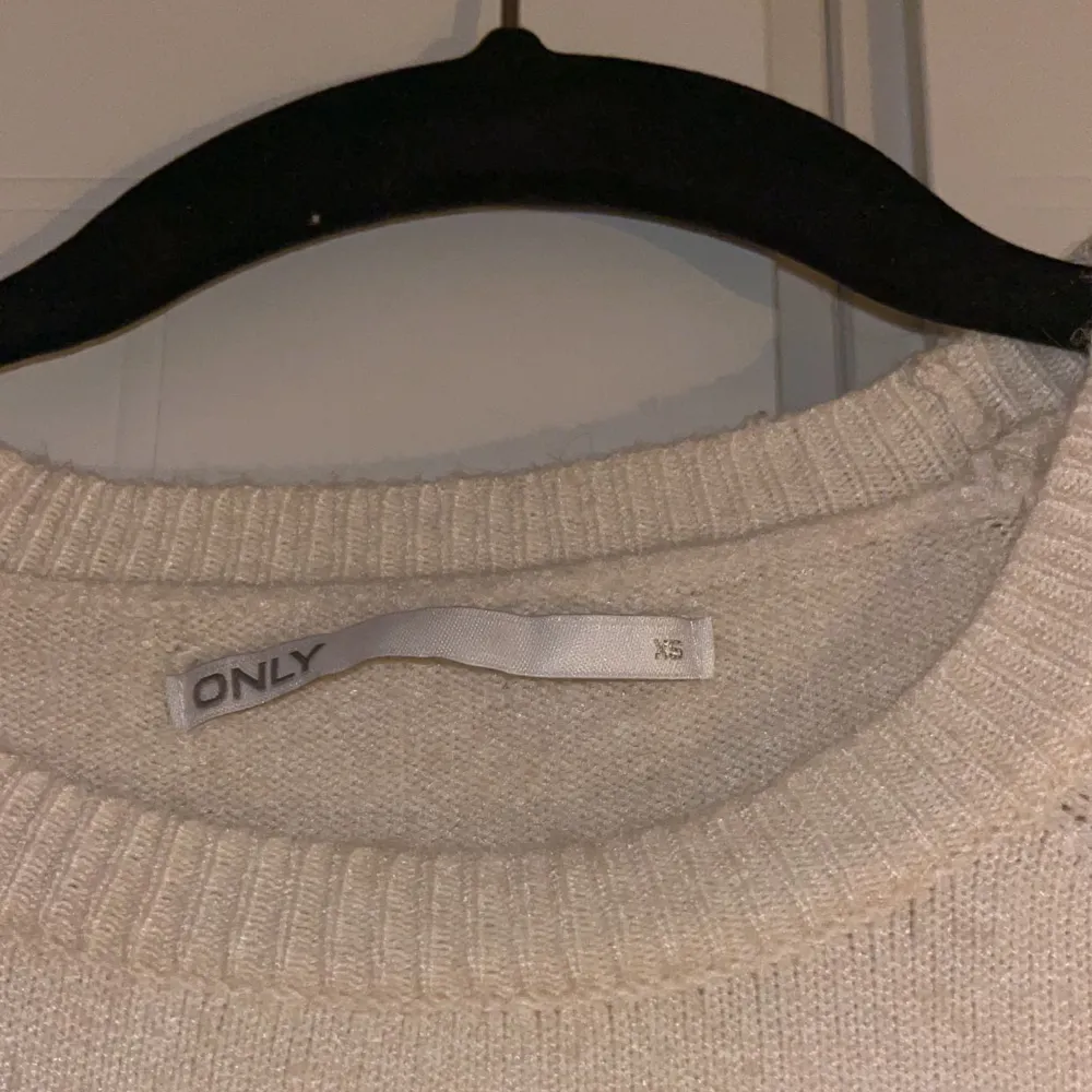 Beige stickad tröja från Only i strl XS. Köpt för 329kr. Tröjor & Koftor.