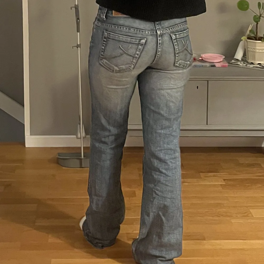 Lågmidjade jeans köpta secondhand🩷 Lite för långa på mig som är ca 168. Jeans & Byxor.