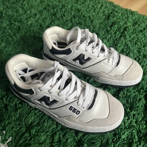 New Balance 550  - Säljer dessa helt oanvända vita & mörkblåa New Balance 550s!🤍 Strl: 38, men små i storleken så passar även dig med strl 37.  Säljes pga fel storlek.  Pris kan diskuteras vid snabb affär! Möts gärna upp i Lund, annars står du för frakten.  